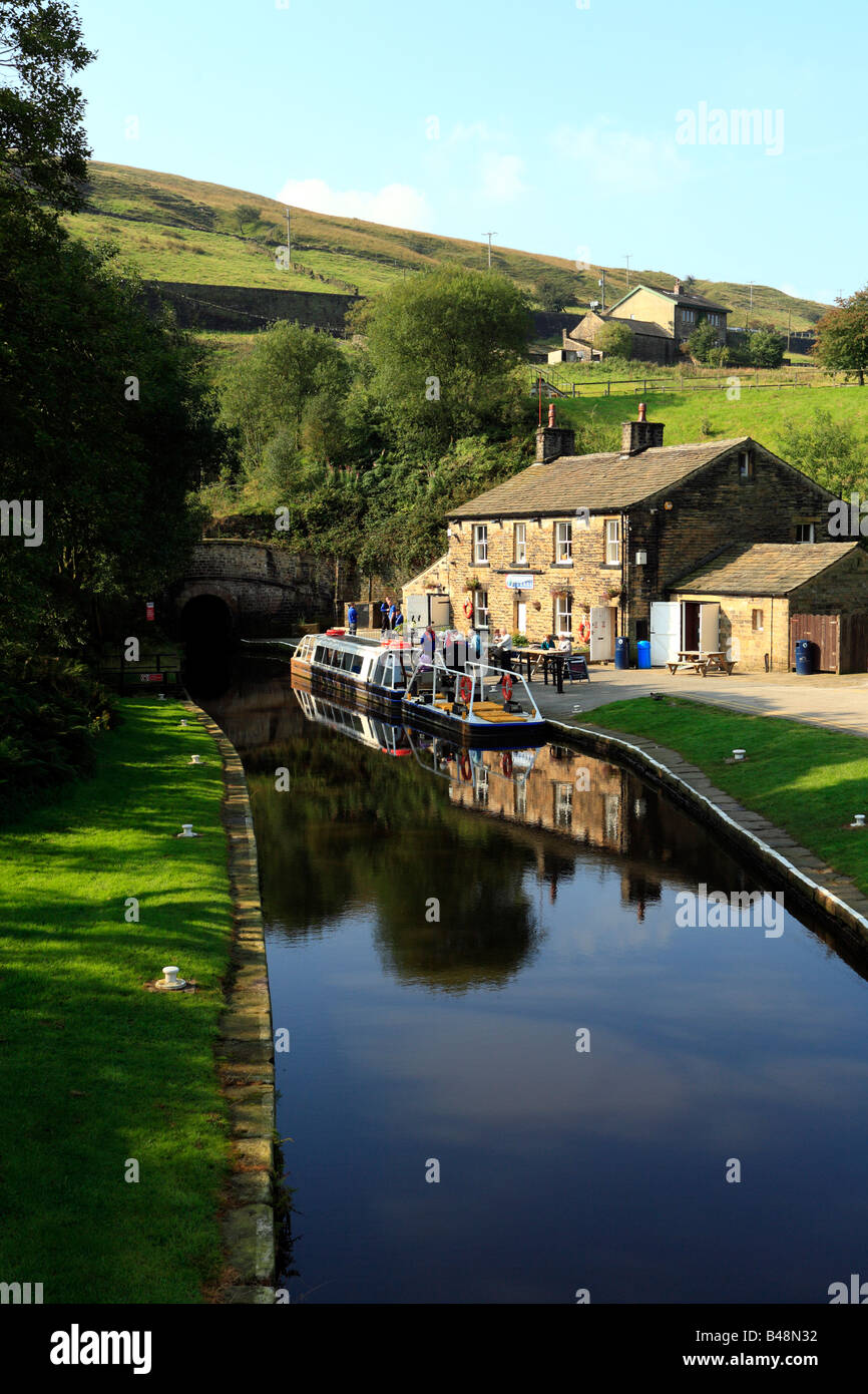 Tunnel End Cottages, Standedge and the Huddersfield Narrow Canal at Marsden, West Yorkshire, England, UK. Stock Photo