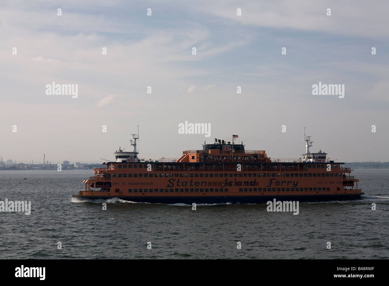 Staten Island Ferry going to Manhattan Stock Photo Alamy