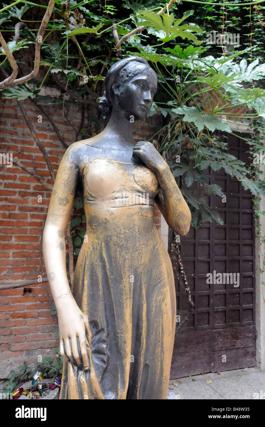 Statue of Juliet in the Casa de Giulietta in Verona, Italy. A romantic