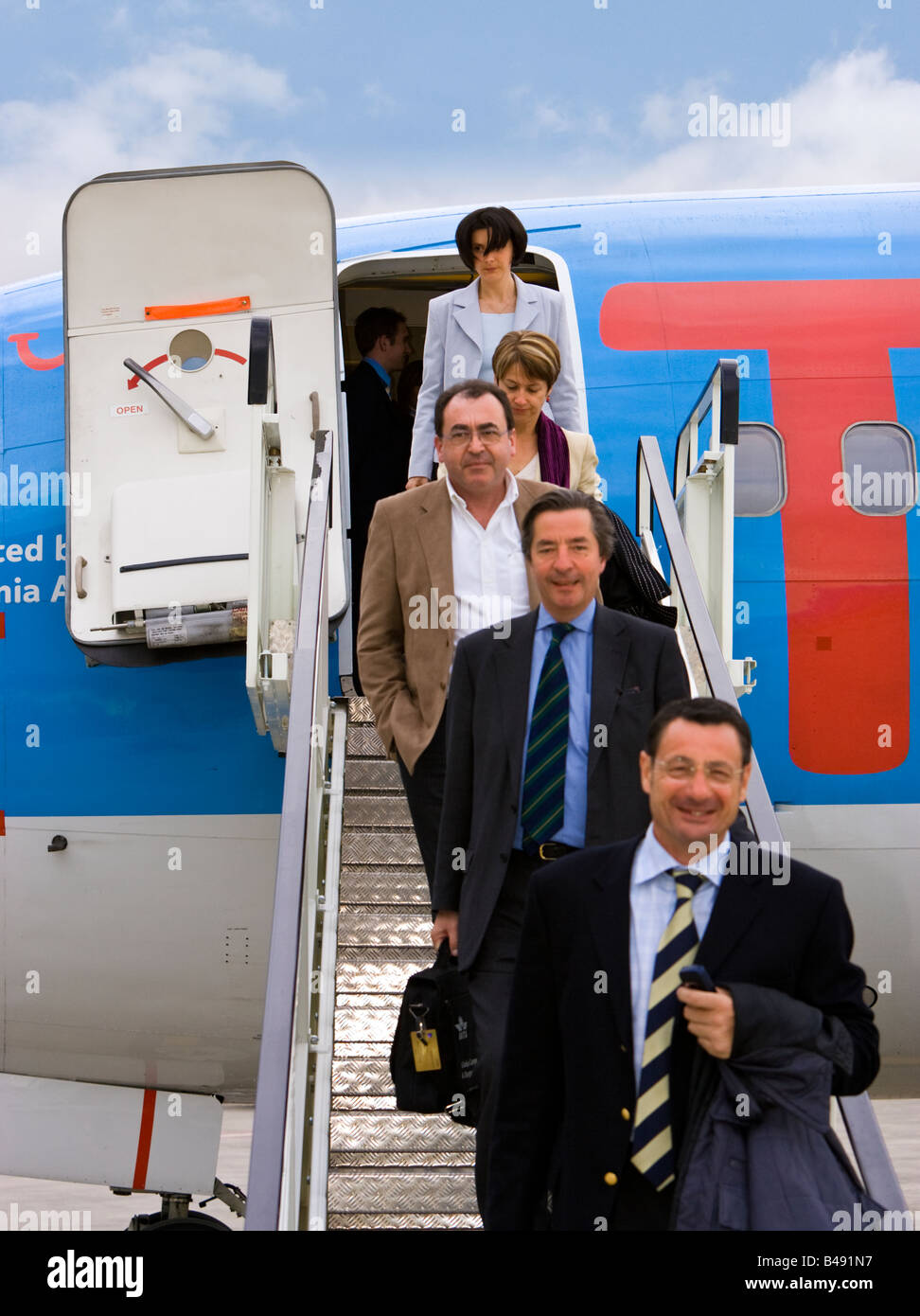 Passengers leaving 737 plane and walking down steps UK Stock Photo Alamy