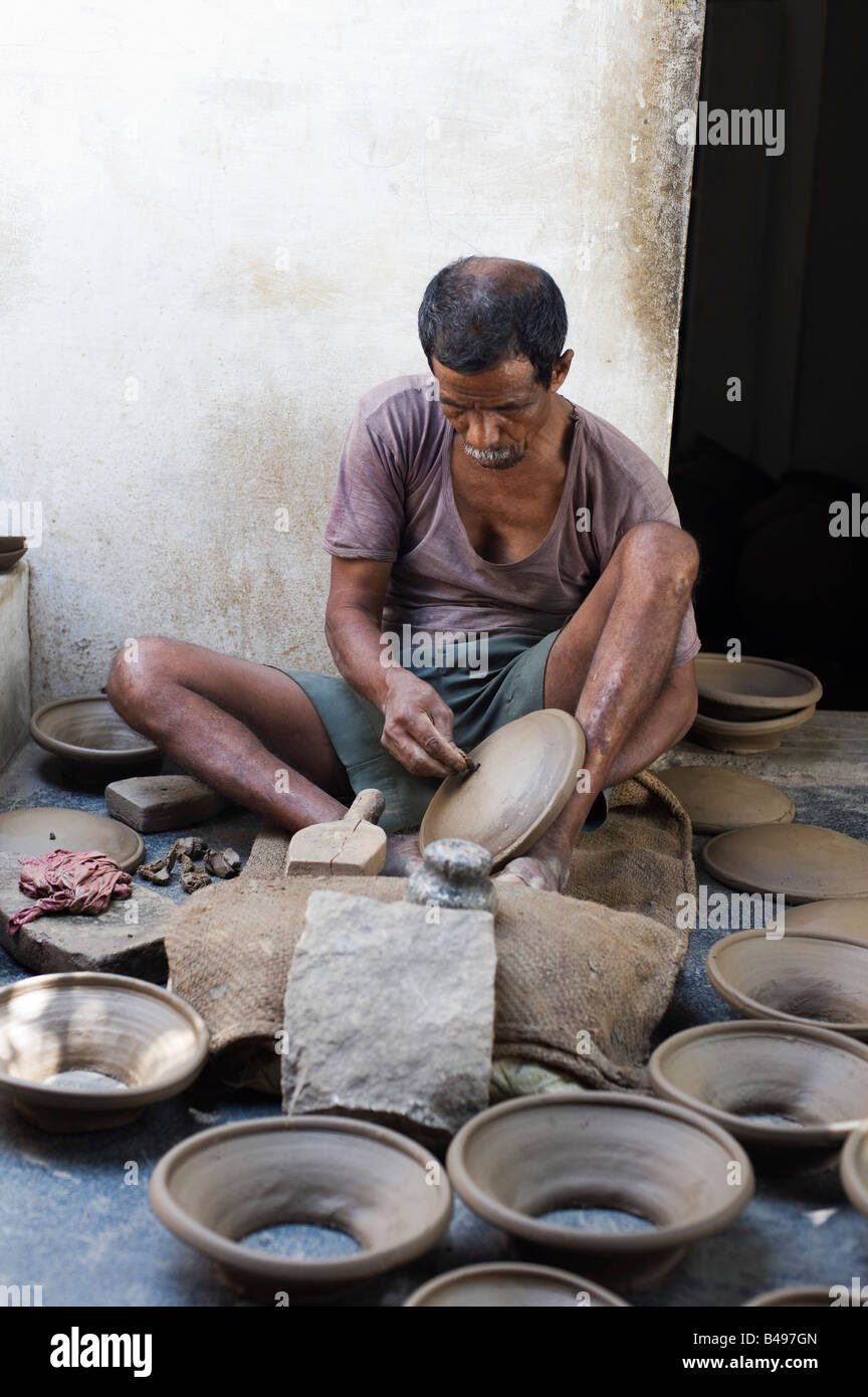 https://c8.alamy.com/comp/B497GN/traditional-village-indian-potter-molding-clay-lids-for-earthenware-B497GN.jpg