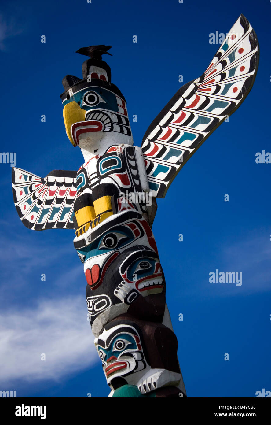 Raven totem pole hi-res stock photography and images - Alamy