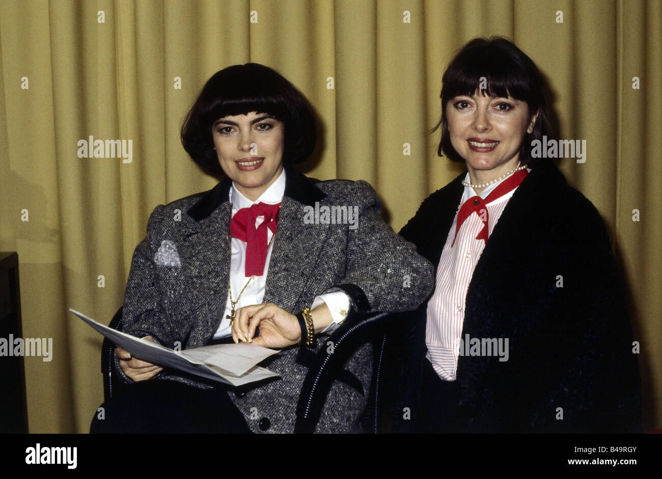 Mathieu, Mireille, * 22.7.1946, French musician / artist, (singer), half length, with her sister Monique, preparing for TV Show, 'Auf los gehtS s los', Germany 1977 - 1986, programme, 22.10.1983, Stock Photo