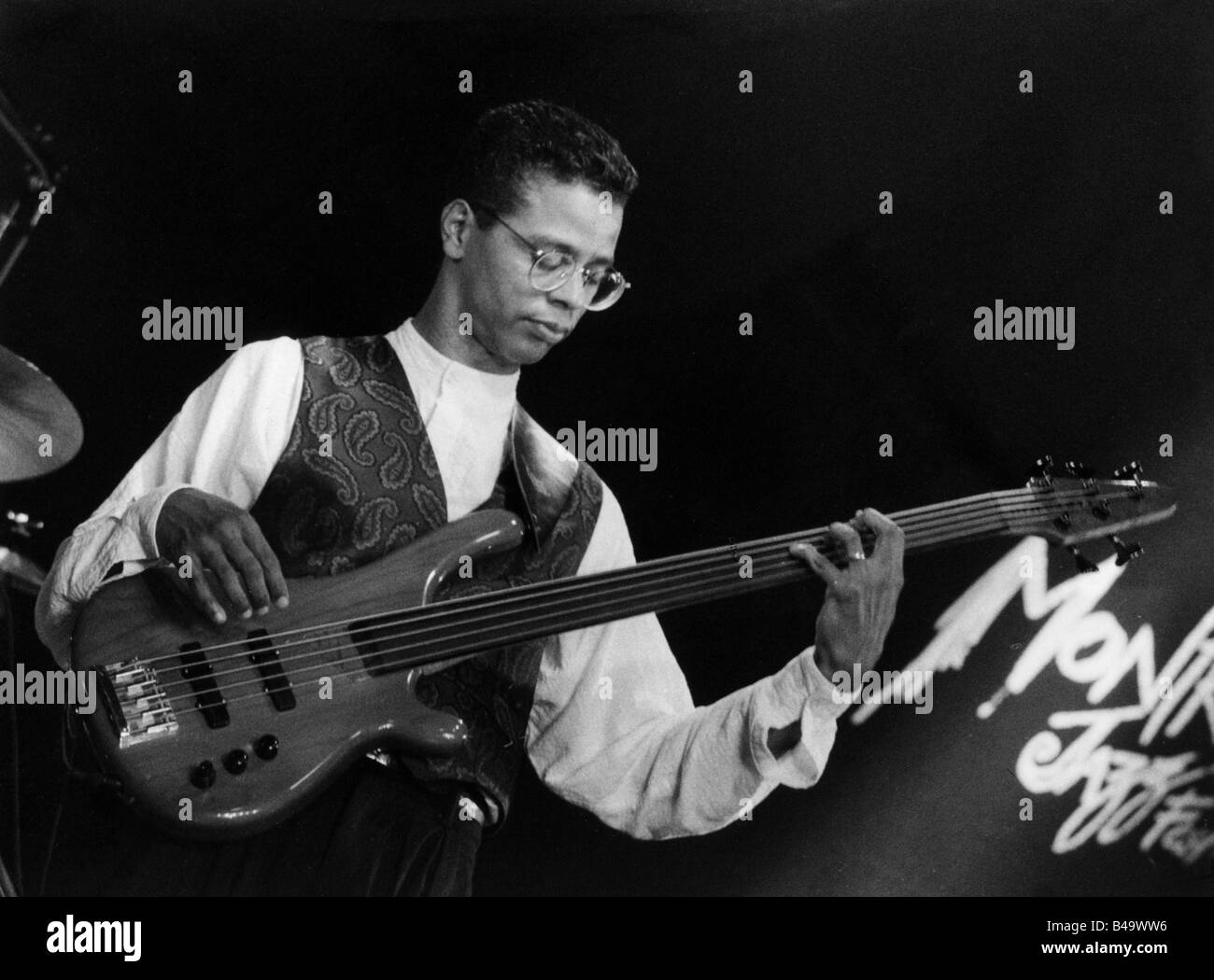 Brown, Gary, American musician (Jazz), half length, playing bass, live performance, Montreux Jazz Festival, July 1992, Stock Photo
