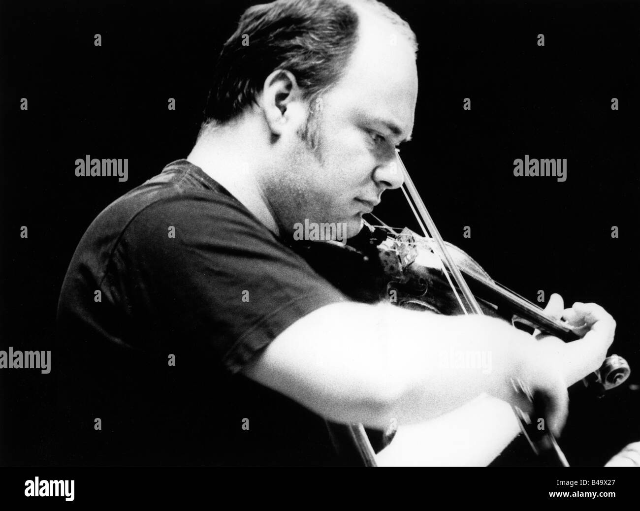 Balanescu, Alexander, Romanian musician (Jazz), half length, playing violin, live performance, Stuttgart 1995, Stock Photo