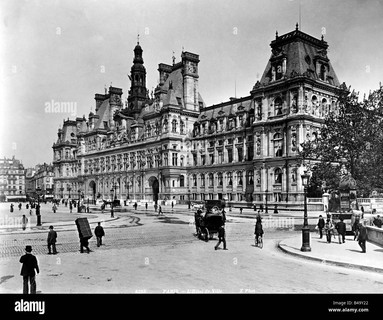 geography / travel, France, Paris, buildings, town hall, (Hotel de Ville), built by Theodore Ballu and Pierre Deperthes from 1874 - 1882, 1904, historic, historical, Europe, 19th / 20th century, architecture, historism, street scenes, scene, people, pedestrians, city hall, 1900s, Stock Photo