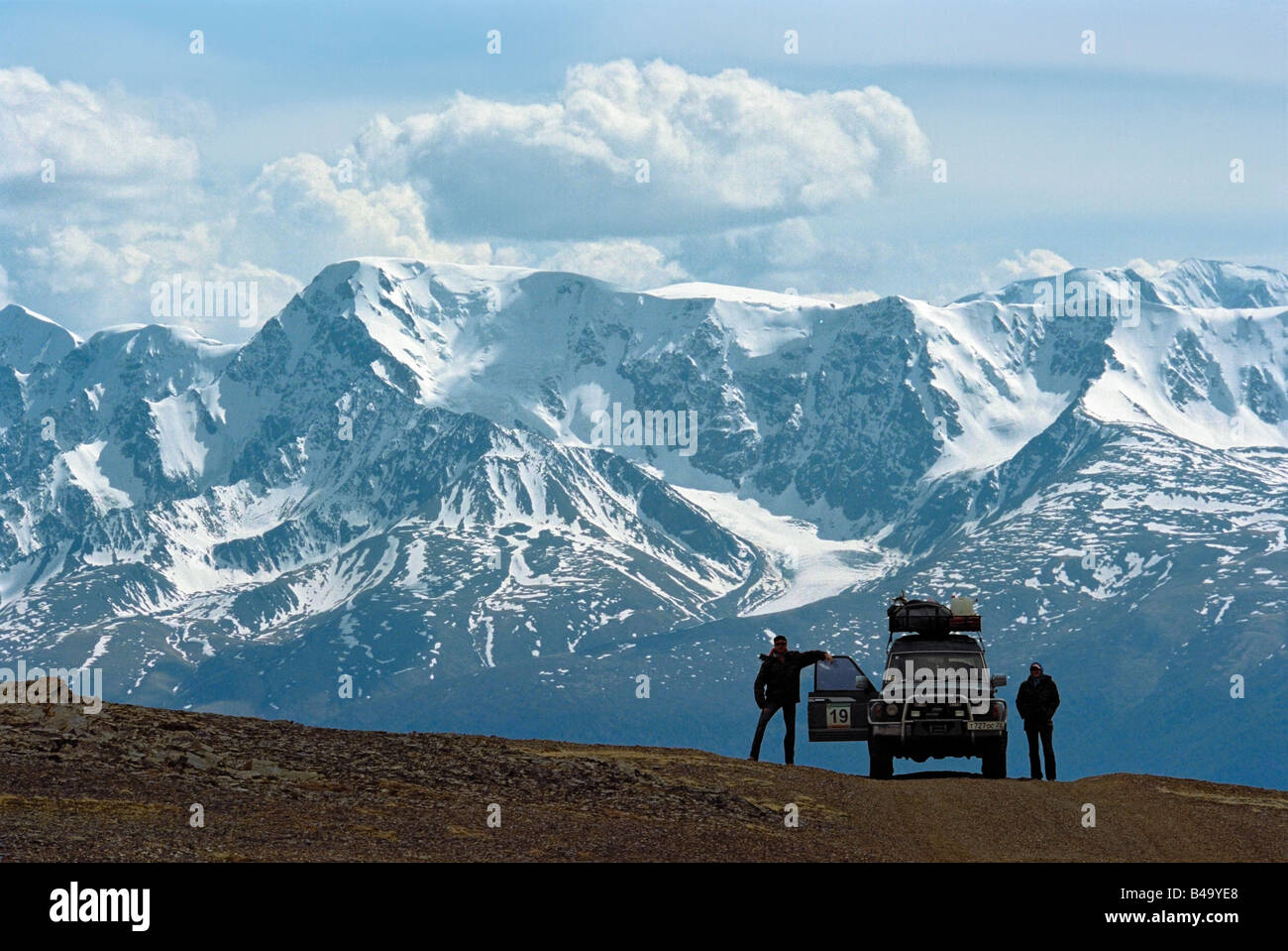 Two jeepers and the North-Chuya Ridge. The Altai Mountains, Siberia, Russian Federation Stock Photo