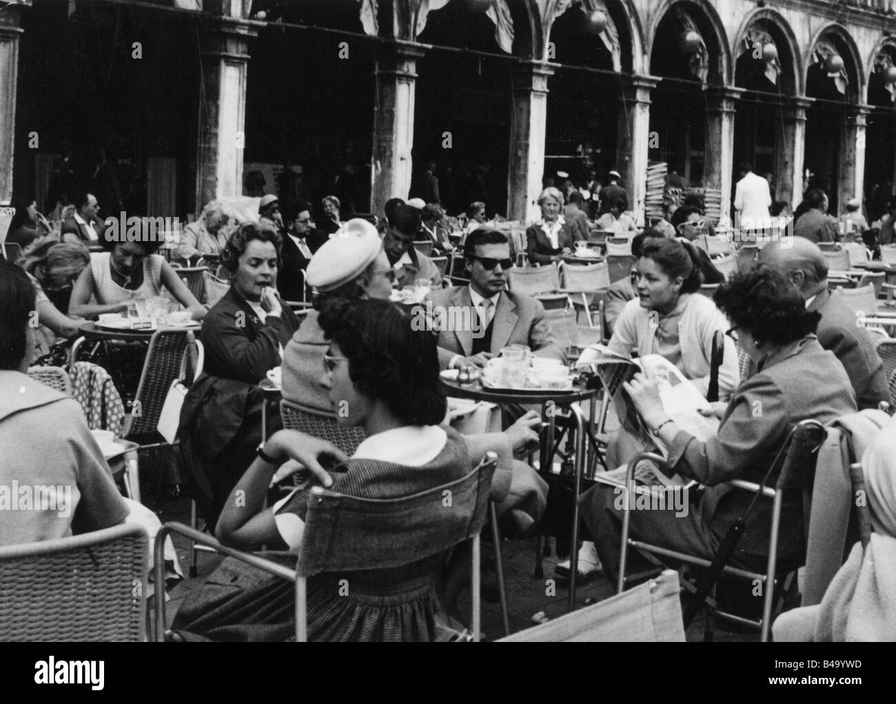Schneider, Romy, 23.9.1938 - 29.5.1982, German actress, with mother Magda, Karlheinz Boehm, sitting in street cafe, Piazza San Marco, Venice, middle of 1950s, Stock Photo