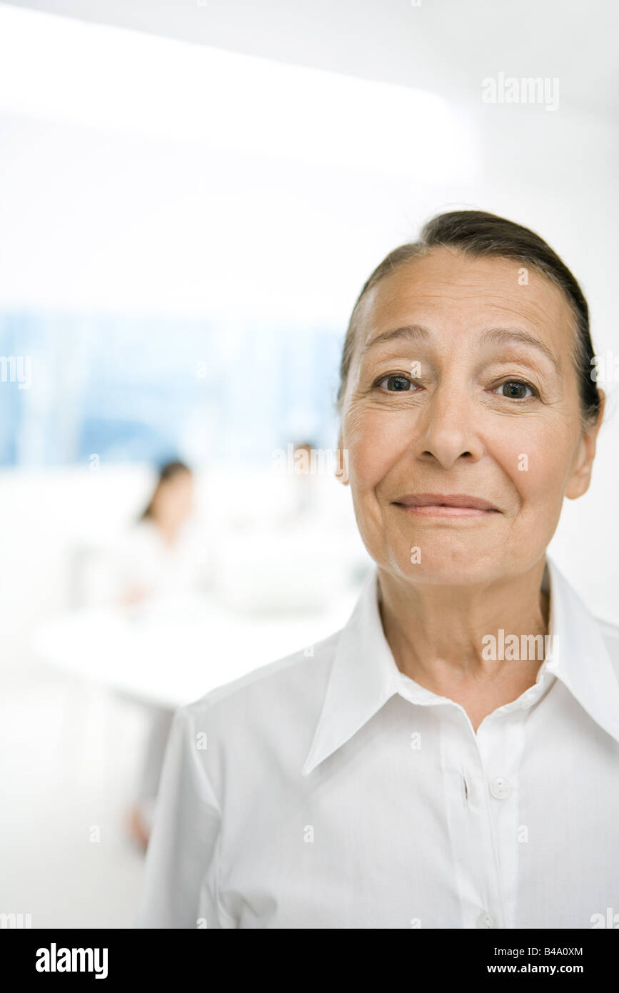 Senior woman smiling at camera, portrait Stock Photo - Alamy