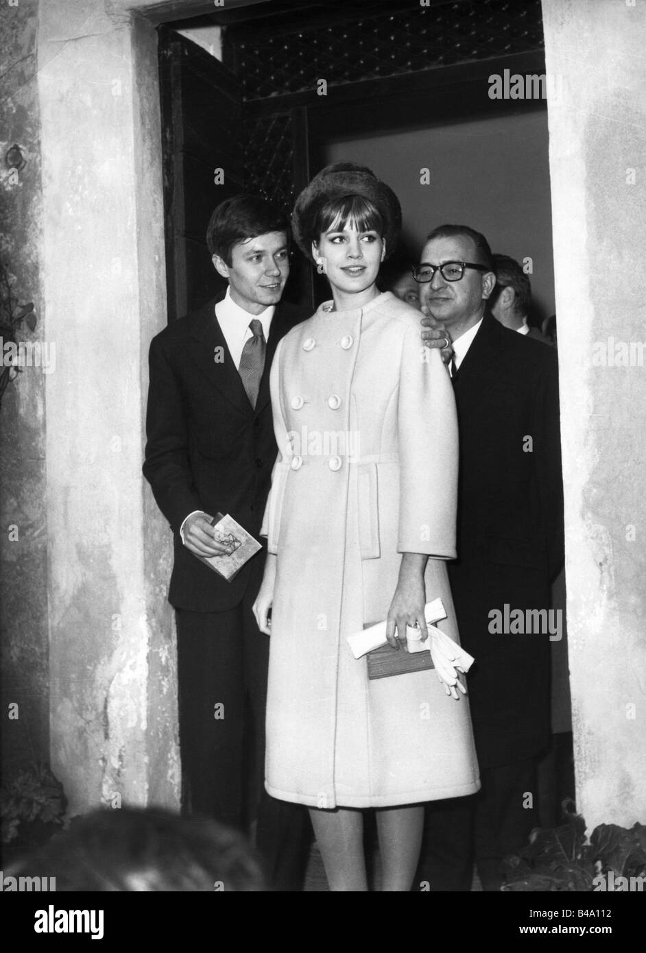 Spaak, Catherine, * 3.4.1945, French actress, with husband Fabrizio Capucci, (* 1934), and her father Paul-Henri Spaak, (1899-1972), wedding day, 24.2.1963, 1960s, 60s, bride, bridal couple, fiance, coat, fashion, clothing, father-in-law, father in law, , Stock Photo