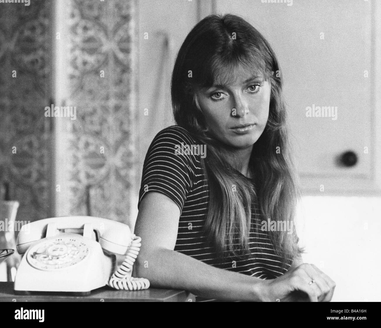 Shimkus, Joanna, * 30.10.1943, Canadian actress, half length, 1971, 1970s, 70s, telephone, fashion, clothing, tee-shirt, striped, top, , Stock Photo
