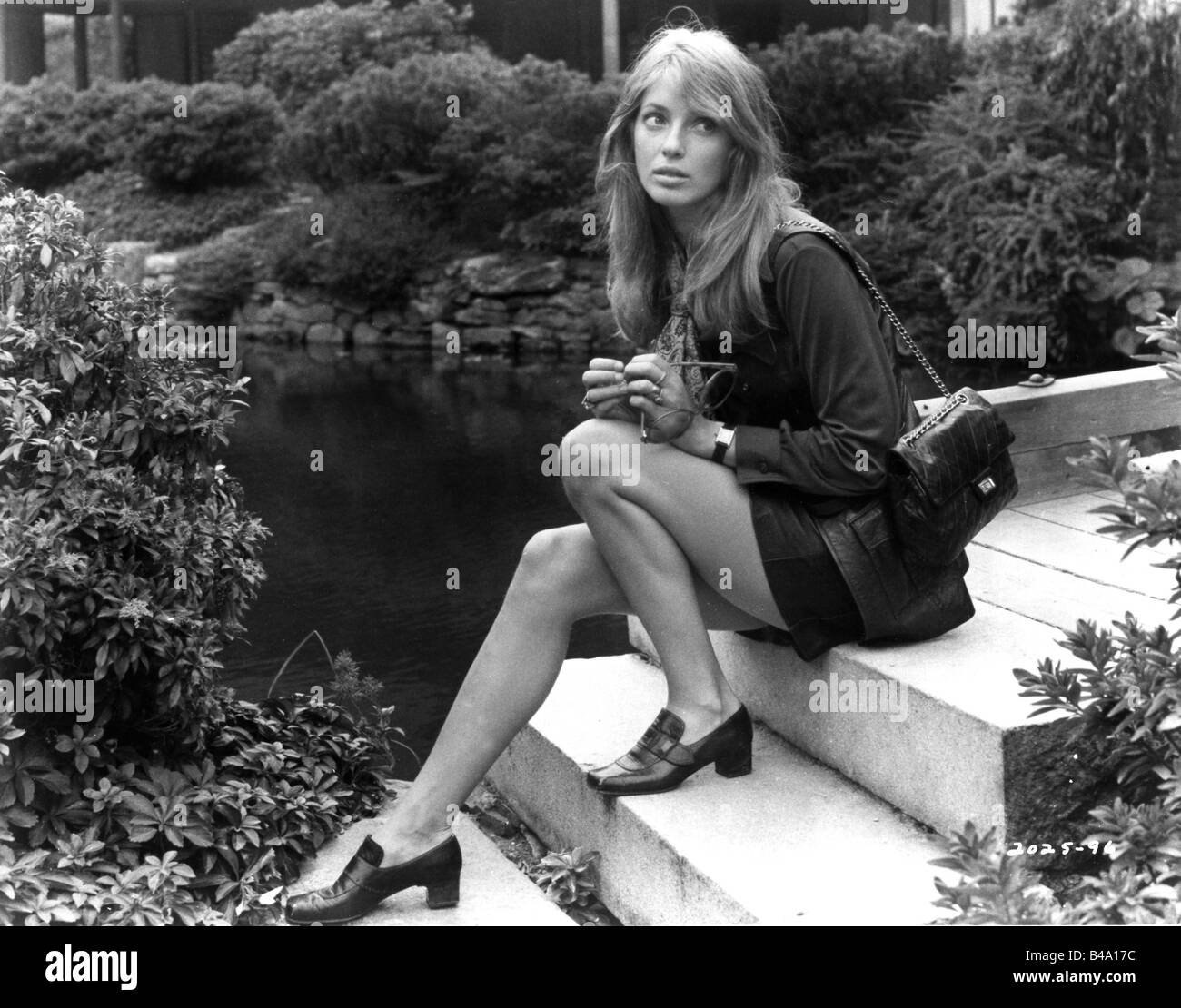 Shimkus, Joanna, * 30.10.1943, Canadian actress, full length, sitting, 1969, 1960s, 60s, sunglasses, accessory, bag, shoes,  clothing, , Stock Photo