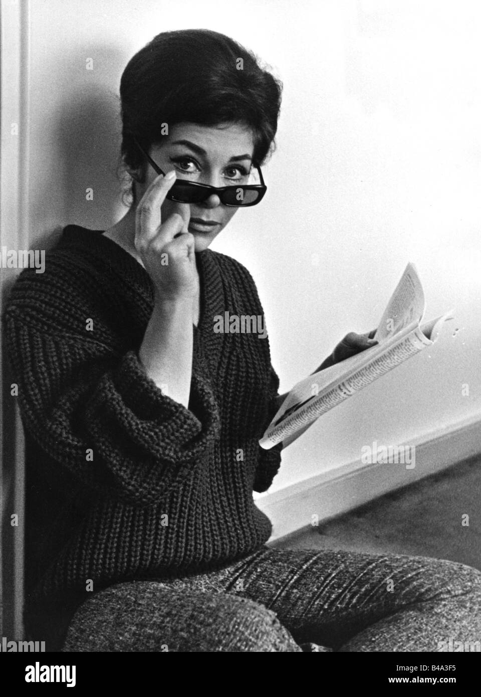 Koch, Marianne, * 19.8.1931, German actress, half length, reading a magazine, mid 1960s, Stock Photo