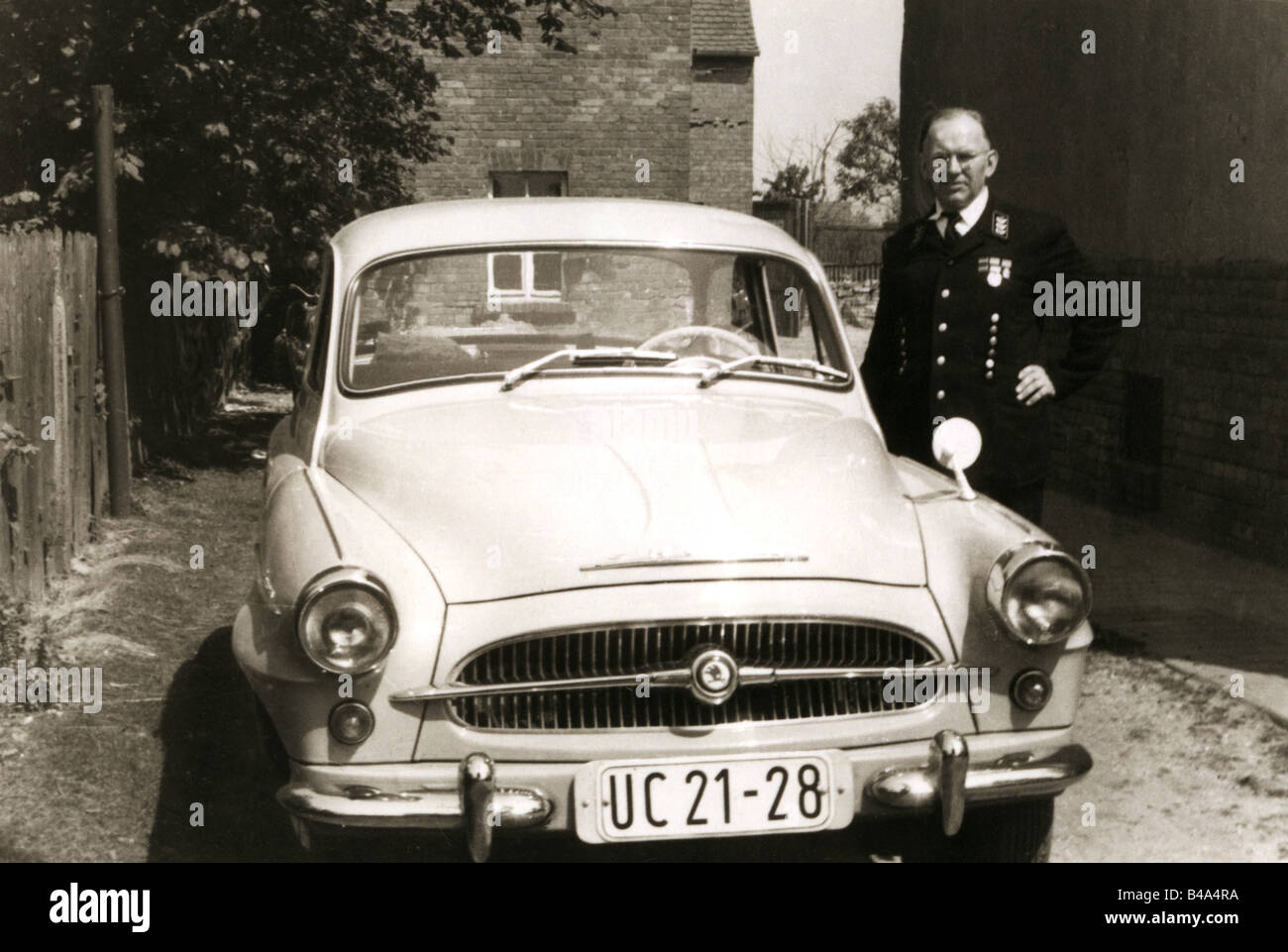 transport/transportation, cars, Czechoslovakia, Skoda 445, 1957 - 1959, car owner in the Leipzig district, East Germany, GDR, CSSR, 20th century, historic, historical, people, 1950s, Stock Photo
