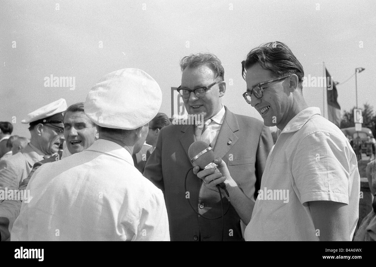 Ebert, Friedrich junior, 12.9.1894 - 4.12.1979, German politician (SED), Mayor of East Berlin 30.11.1948 - 5.7.1967, at a launching, Berlin-Treptow, 1960, , Stock Photo