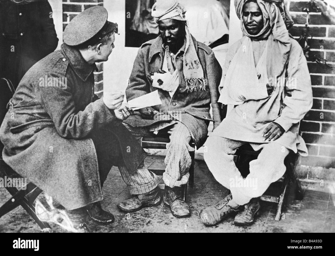 events, First World War / WWI, Middle East, captured Turkisch soldiers are interrogated by a British soldier, circa 1916, Stock Photo