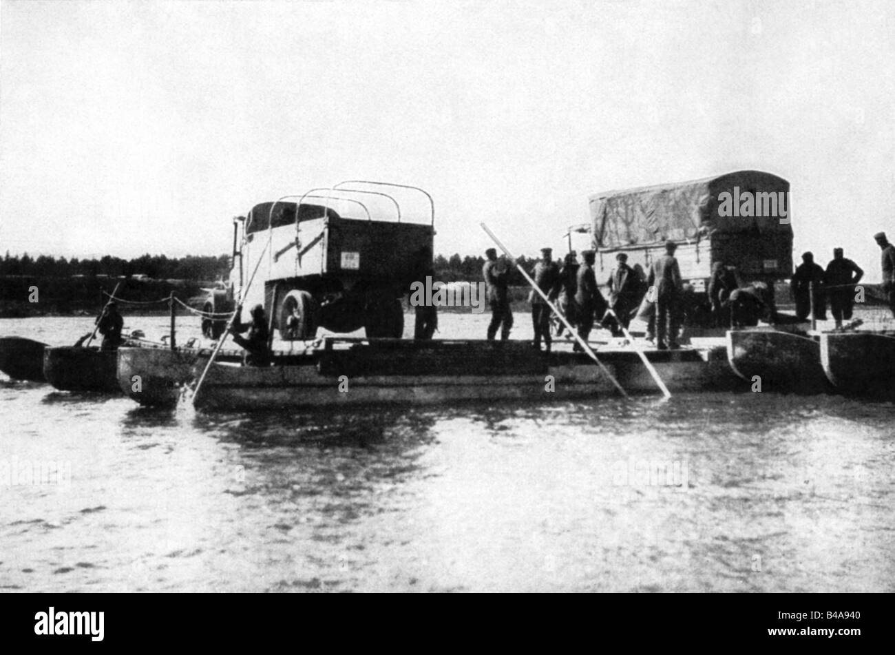 events, First World War / WWI, Eastern Front, Baltic, supplies are shipped by pontoon across the Daugava, 1917, Stock Photo
