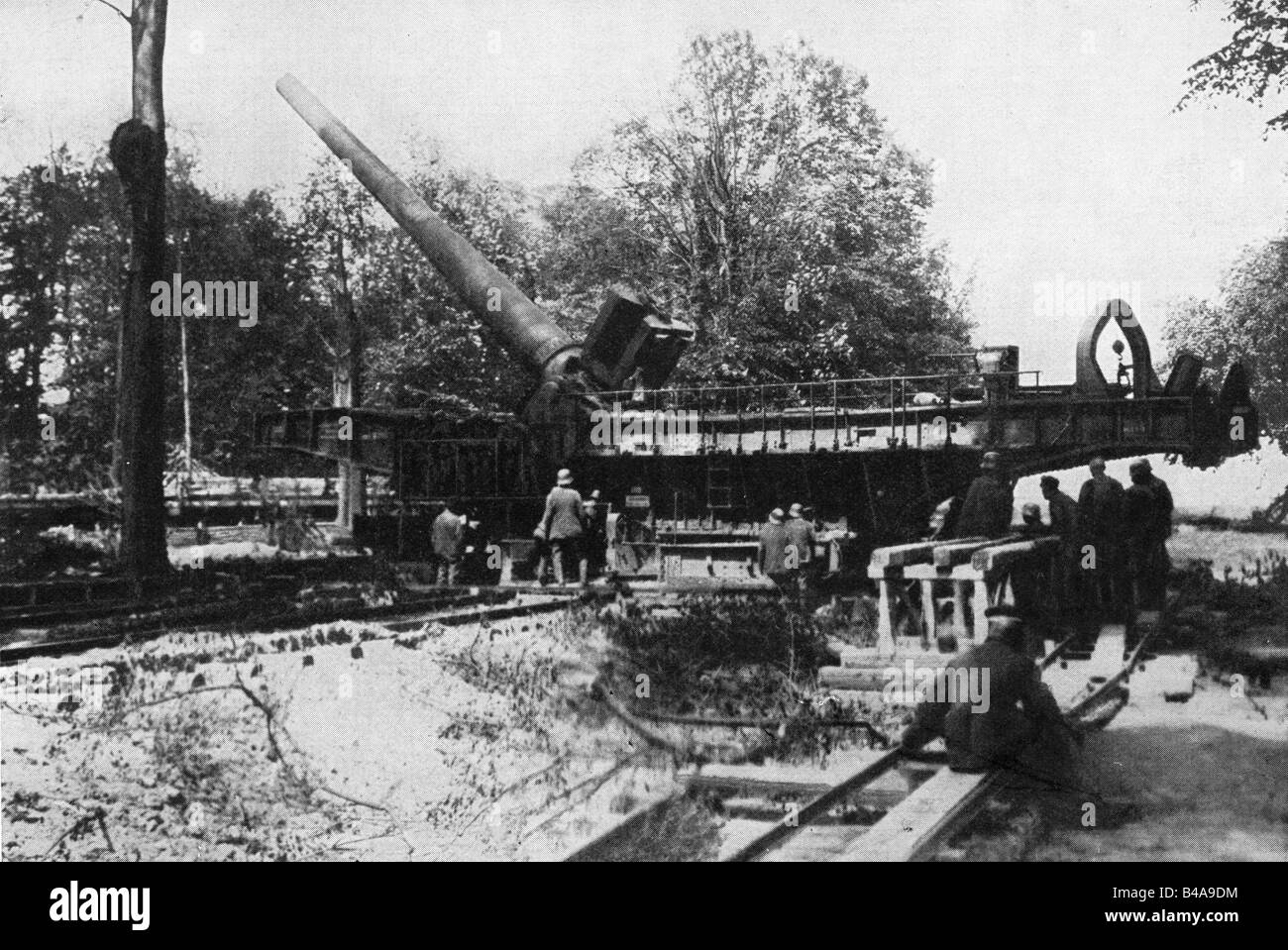 events, First World War / WWI, Western Front, German 38 cm gun 'Langer Max' (Long Max) near Bapaume ready to fire, France, June 1918, Stock Photo