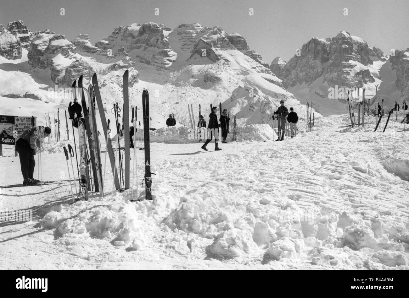 sports, winter sports, alpine skiing, 1950s, 50s ski Stock Photo - Alamy