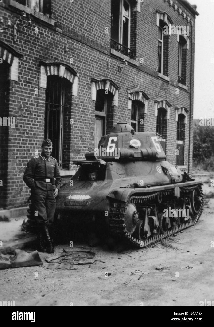 events, Second World War / WWII, France, abandoned French tank Hotchkiss H 35, near Cambrai, Summer 1940, German soldier, occupation, 20th century, historic, historical, H35, H-35, H39, H 39, H-39, armoured fighting vehicle, vehicles, tanks, people, 1940s, Stock Photo