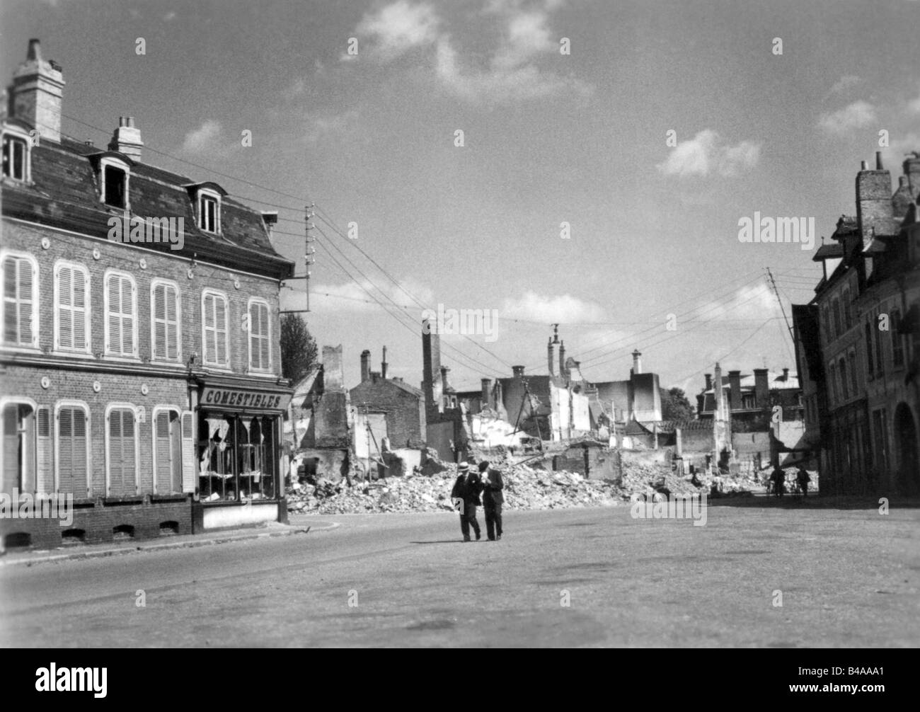 events, Second World War / WWII, France, Abbeville, ruins at the market ...