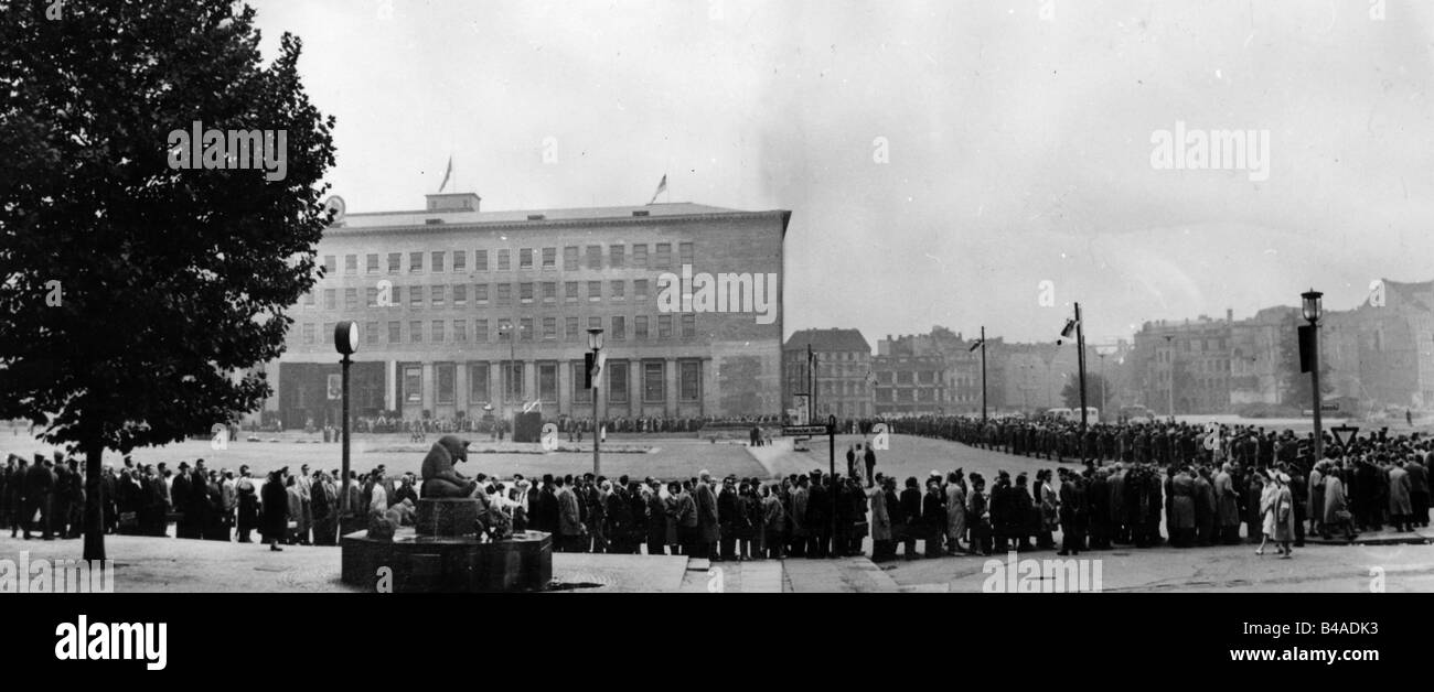 Pieck, Wilhelm, 3.1.1876 - 7.9.1960, German politician,  death, queue waiting to condole, East Berlin, 12.9.1960, , Stock Photo