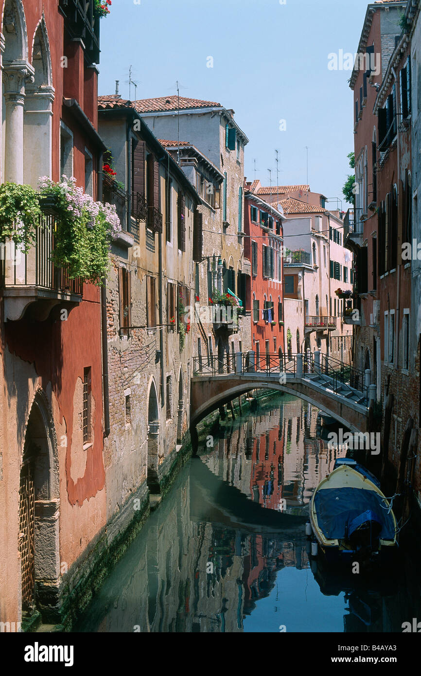Venice narrow canal bridge hi-res stock photography and images - Alamy