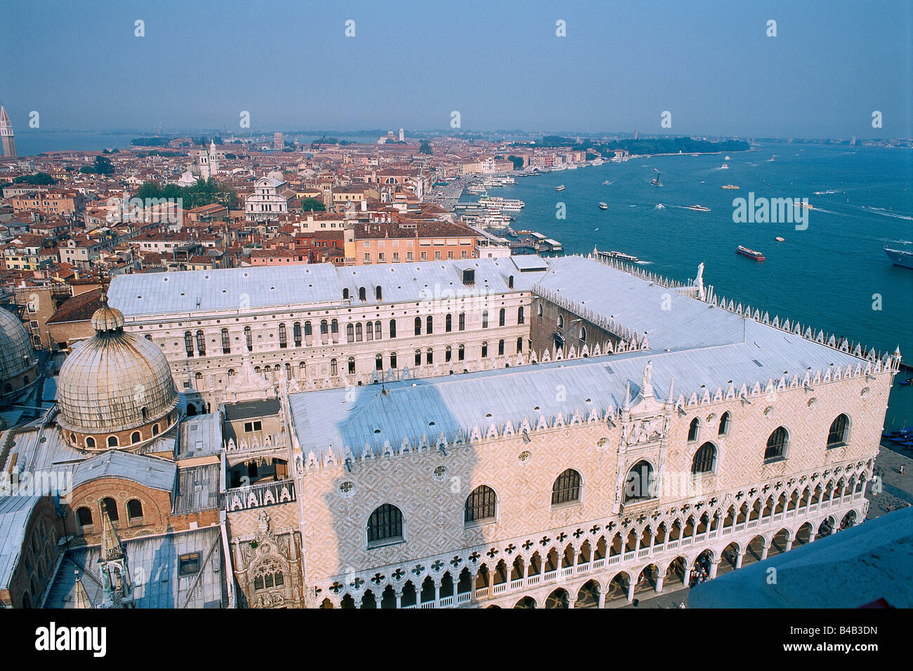 Doges palace from the water hi-res stock photography and images - Alamy