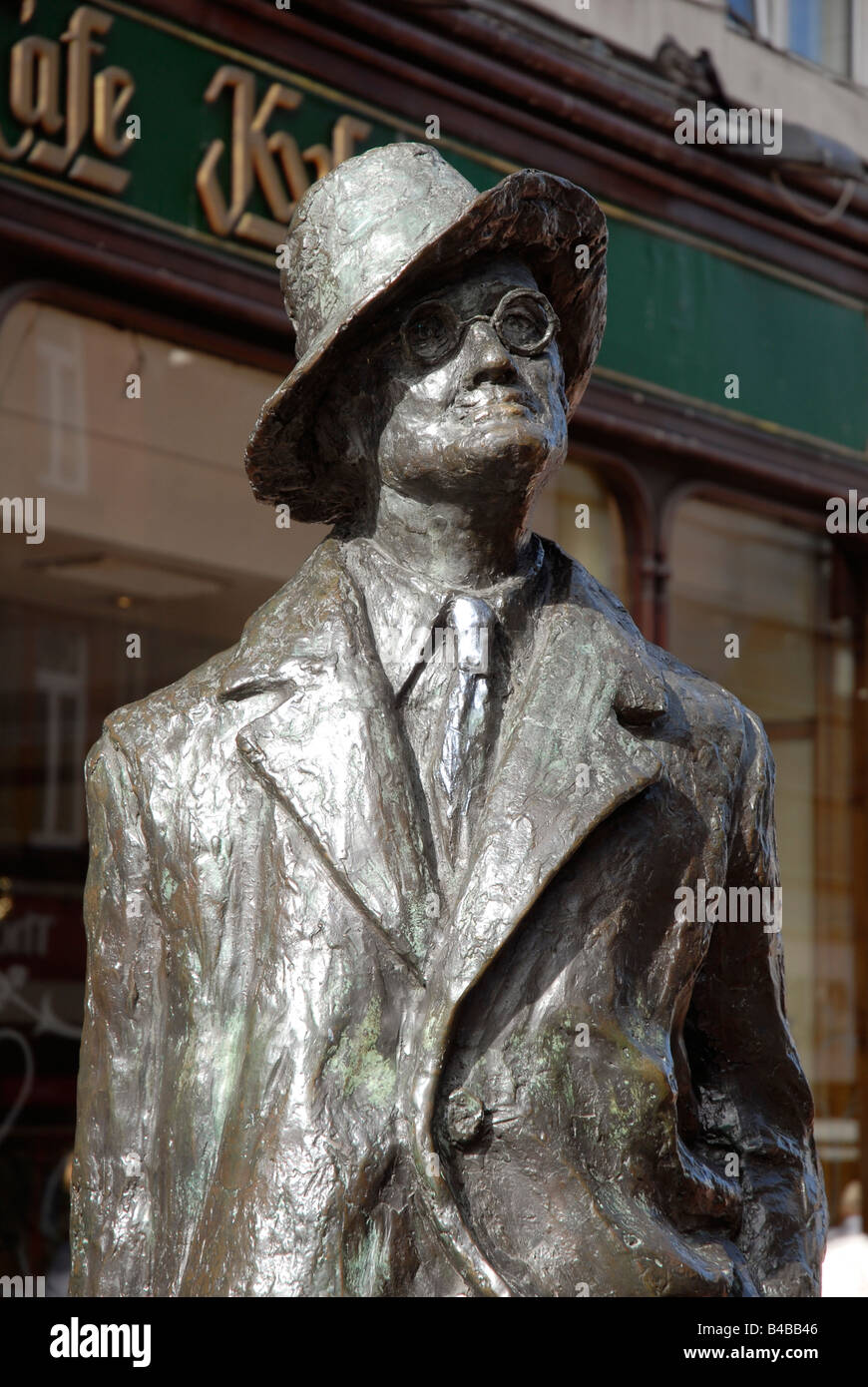 James Joyce statue by Marjorie Fitzgibbon sculptor in front the Cafe ...