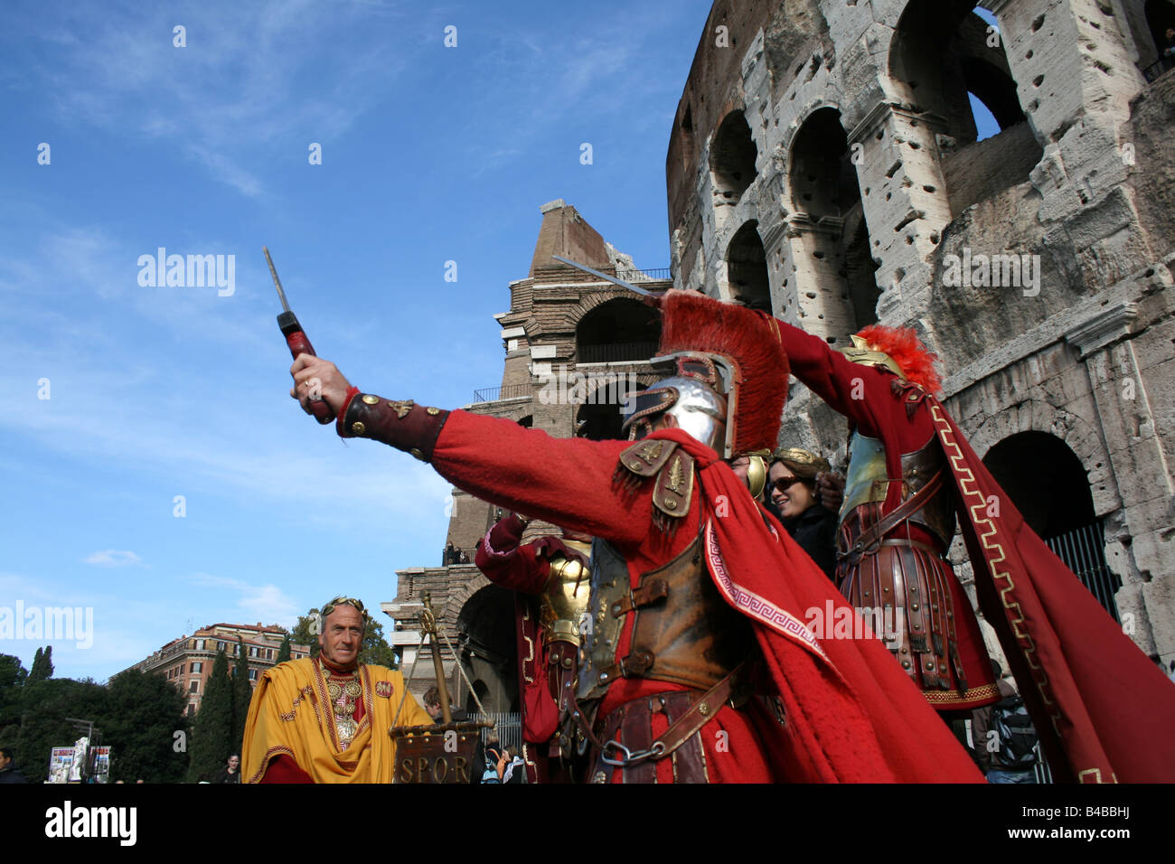 roman centurions with tourists at colosseum rome Stock Photo Alamy