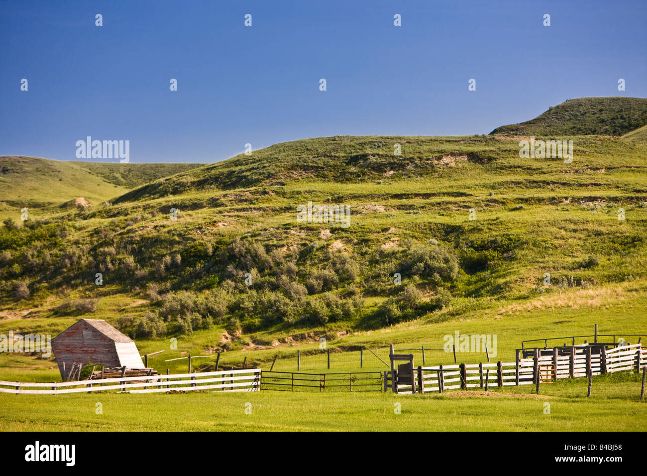 Old shed on a lean along Highway 18 in the Big Muddy Badlands region of Southern Saskatchewan, Canada. Stock Photo