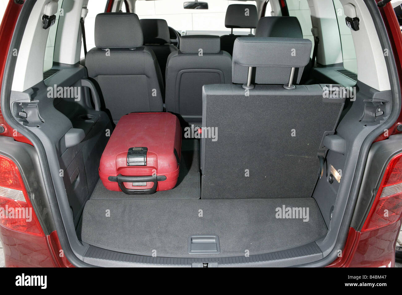 Car, VW Volkswagen Touran, Van, model year 2003-, red, view into boot,  technique/accessory, accessories Stock Photo - Alamy