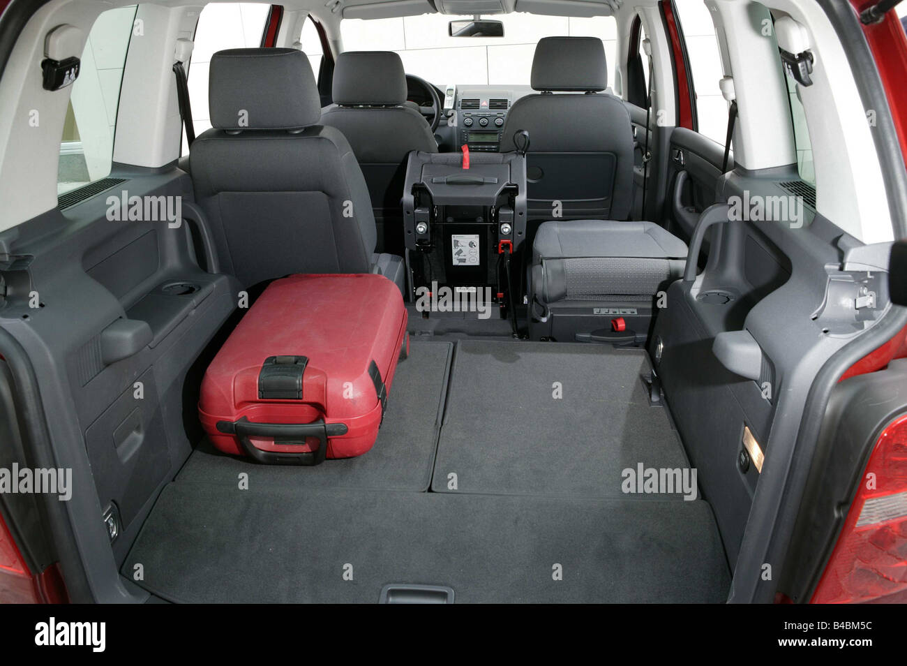 Car, VW Volkswagen Touran, Van, model year 2003-, red, view into boot,  technique/accessory, accessories Stock Photo - Alamy