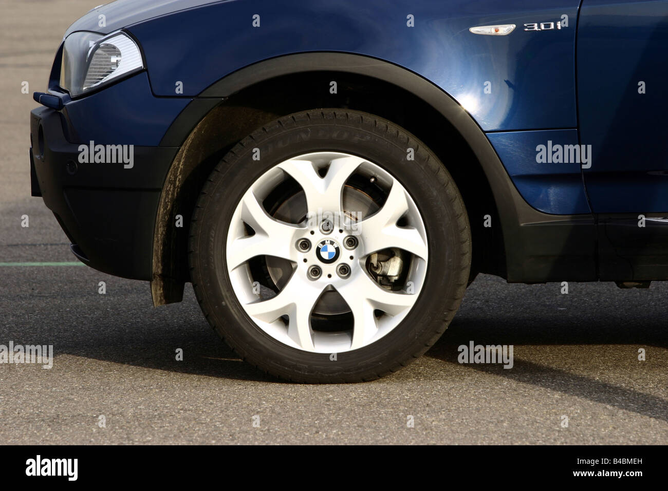 Car, BMW X3 3.0i, cross country vehicle, model year 2003-, dark blue, FGHDS, Detailed view, Front tyres, Front wheel, technique/ Stock Photo