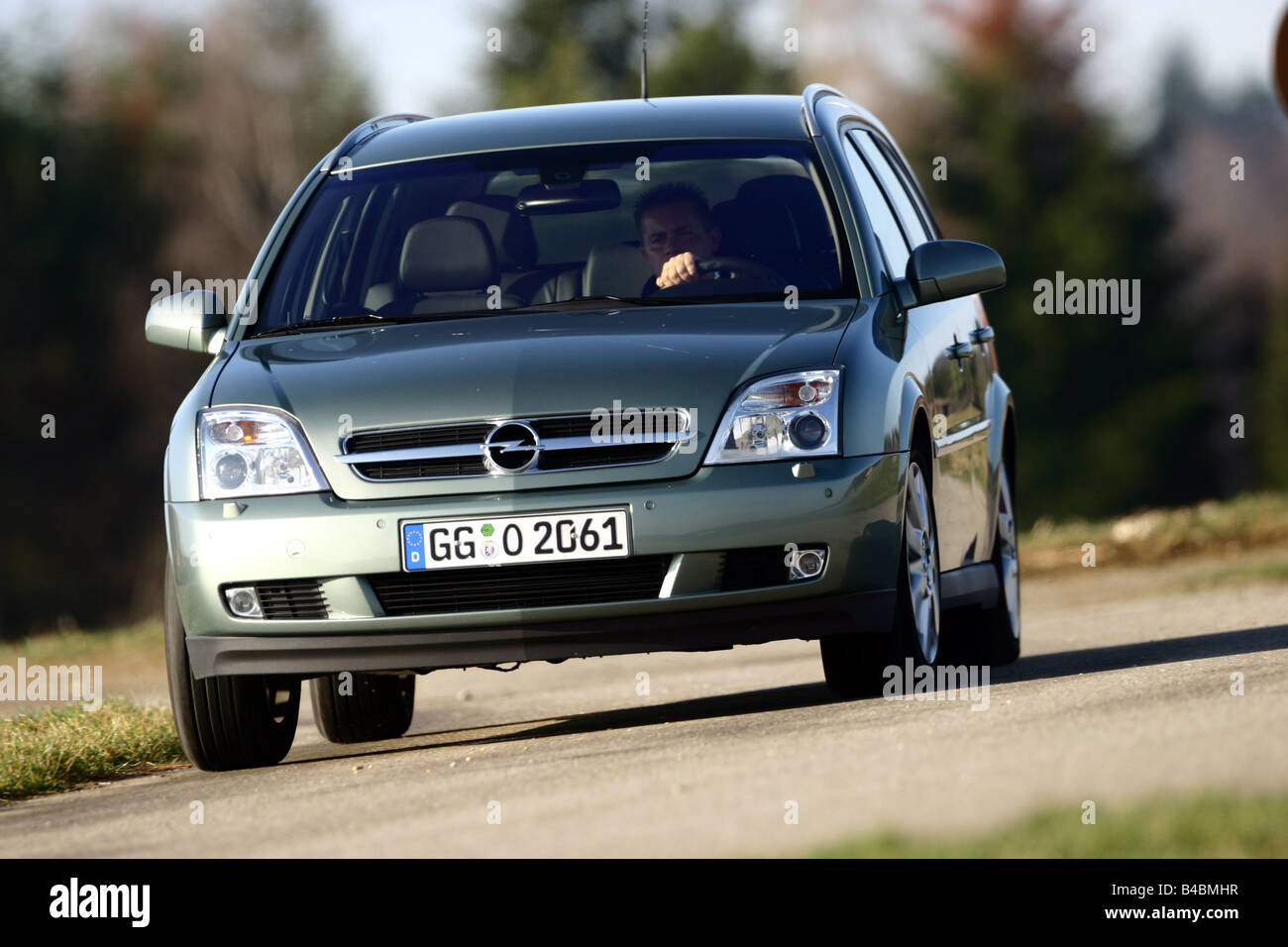 Car, Opel Vectra Caravan 2.2, hatchback, medium class, model year 2003-, FGHDS, driving, diagonal from the front, frontal view, Stock Photo