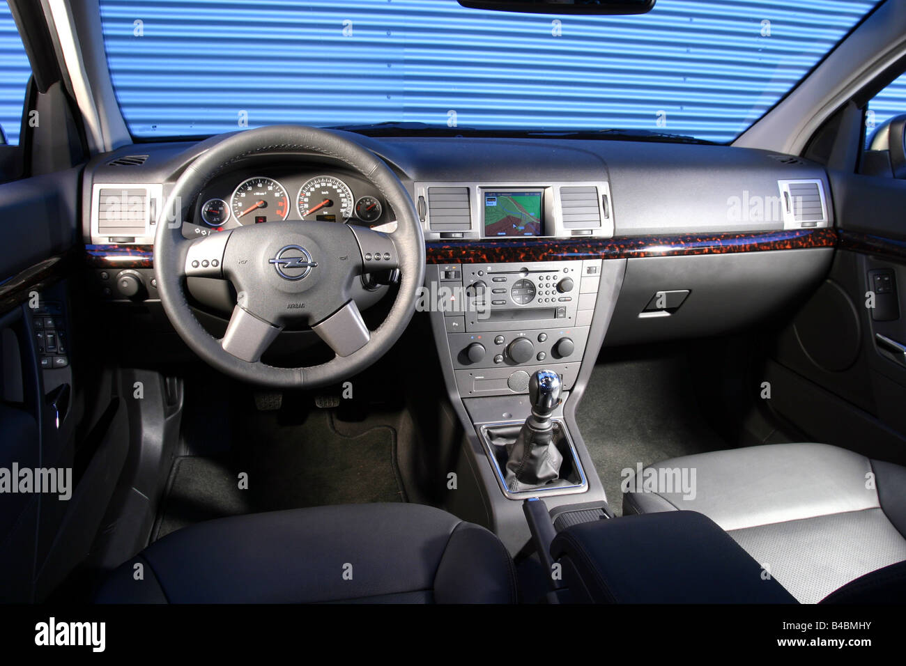 Car, Opel Vectra Caravan 2.2, hatchback, medium class, model year 2003-, FGHDS, interior view, Interior view, Cockpit, technique Stock Photo