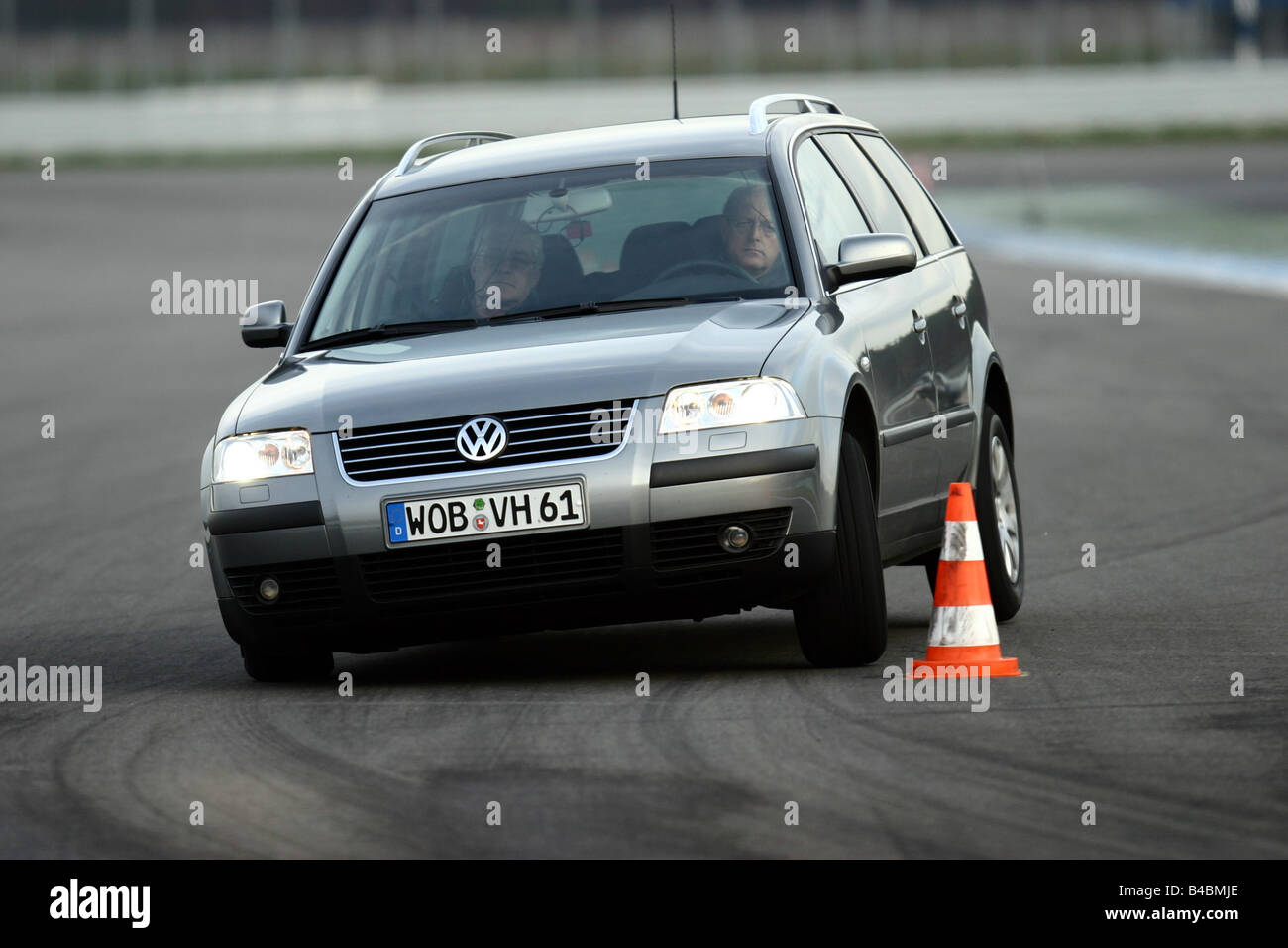 Car, VW Volkswagen Passat Variant 1.8 T, medium class, model year 2001-,  silver, hatchback, FGHDS, driving, diagonal from the fr Stock Photo - Alamy