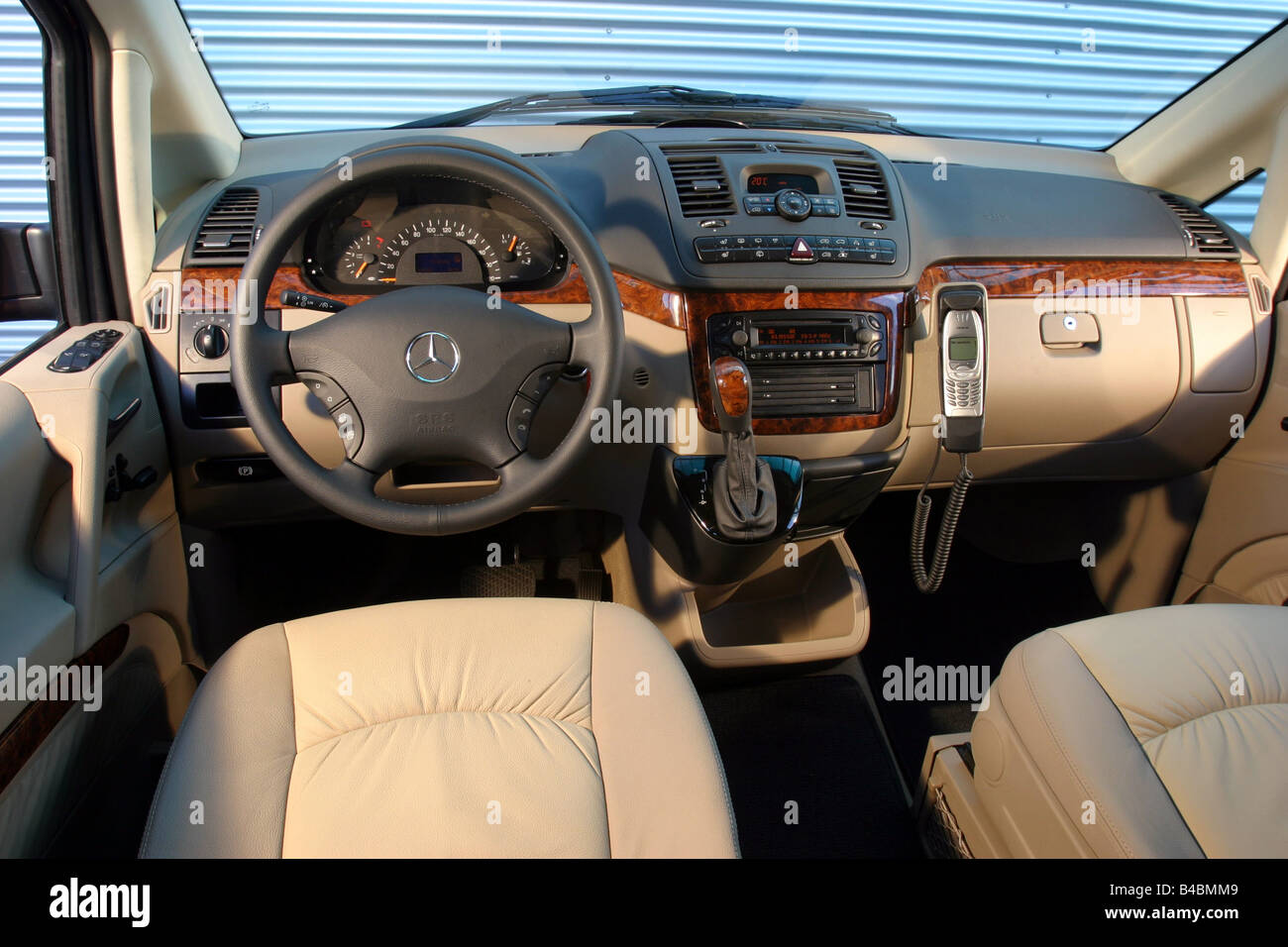 Car, Mercedes Viano 2.2 CDi lang, Van, model year 2003-, ruby colored,  FGHDS, interior view, Interior view, Cockpit, technique/a Stock Photo -  Alamy
