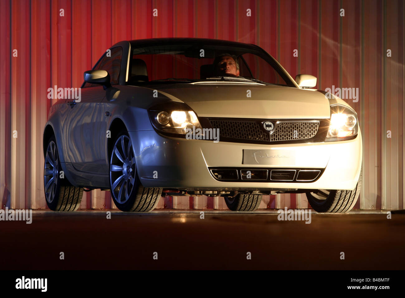 https://c8.alamy.com/comp/B4BMTF/car-lancia-fulvia-study-draft-and-design-study-model-year-2003-silver-B4BMTF.jpg