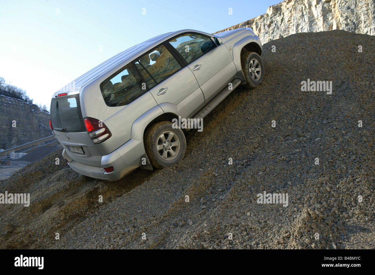 Toyota land cruiser side view hi-res stock photography and images - Alamy