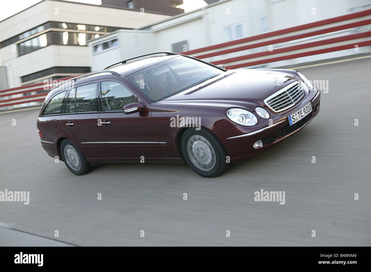 Car, Mercedes E270 CDI T, T model, E class, upper middle-sized , hatchback, model year 2003-, wine-red-metallic, driving, test t Stock Photo