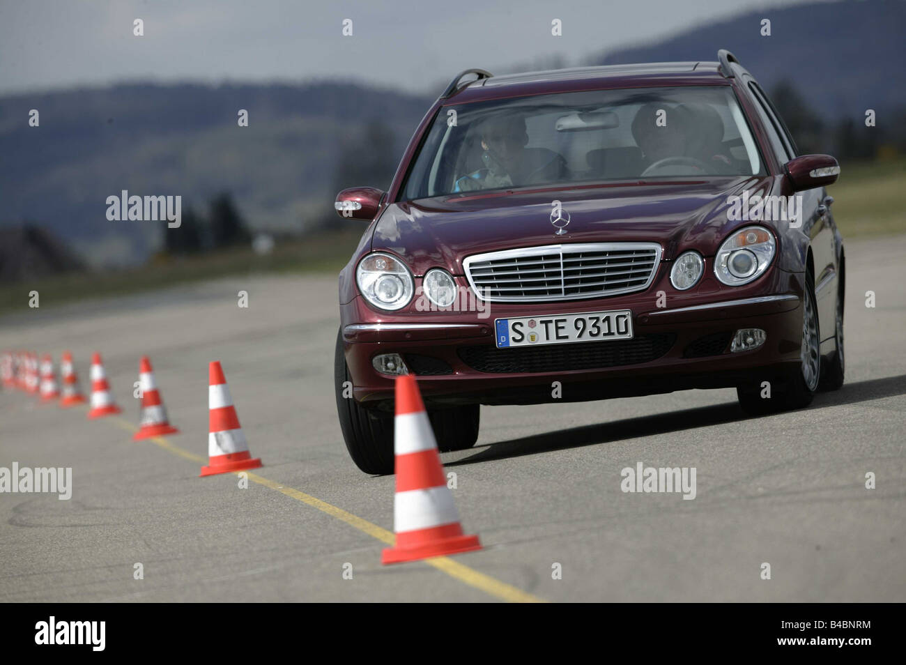 Car, Mercedes E270 CDI T, T model, E class, upper middle-sized , hatchback, model year 2003-, wine-red-metallic, driving, test t Stock Photo