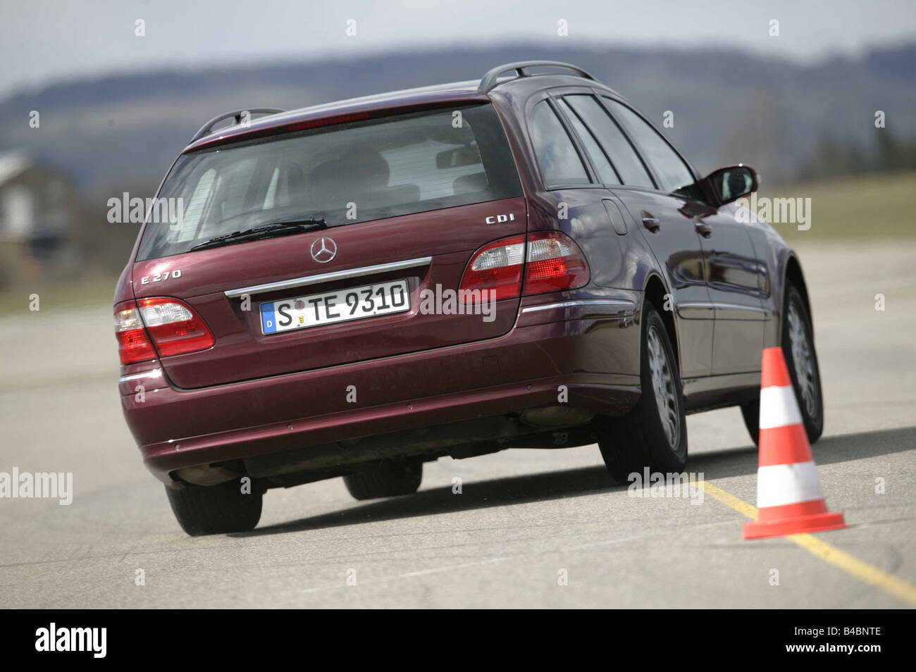 Car, Mercedes E270 CDI T, T model, E class, upper middle-sized , hatchback,  model year 2003-, wine-red-metallic, driving, test t Stock Photo - Alamy