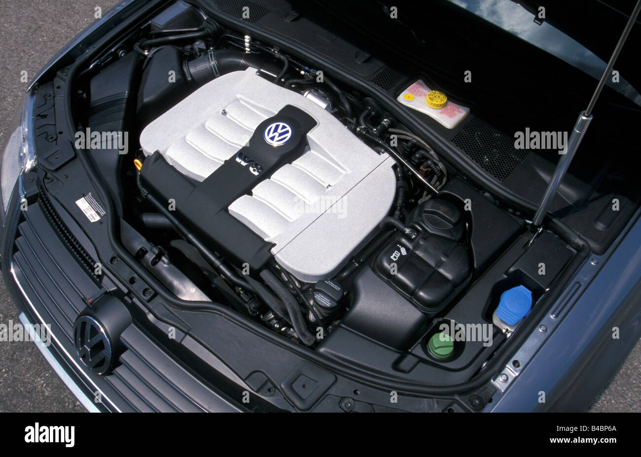 Car, VW Volkswagen Passat W8, model year 2001-, silver, Detailed view,  Limousine, 275 PS, Eight-cylinder engine, view in engine Stock Photo - Alamy
