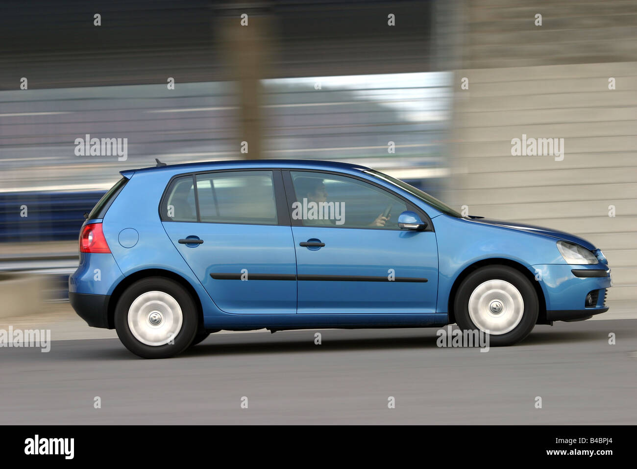 Car, VW Volkswagen Golf V 1.4 Trend, Lower middle-sized class, model year  2003-, metallic-blue, Limousine, FGAH, driving, side v Stock Photo - Alamy