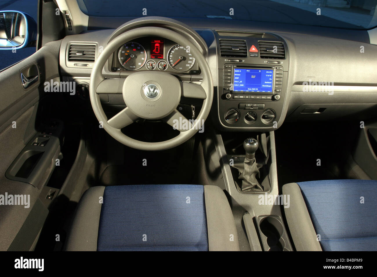 Car, VW Volkswagen Golf V 1.4 Trend, Lower middle-sized class, model year  2003-, metallic-blue, Limousine, FGAH, Interior view Stock Photo - Alamy