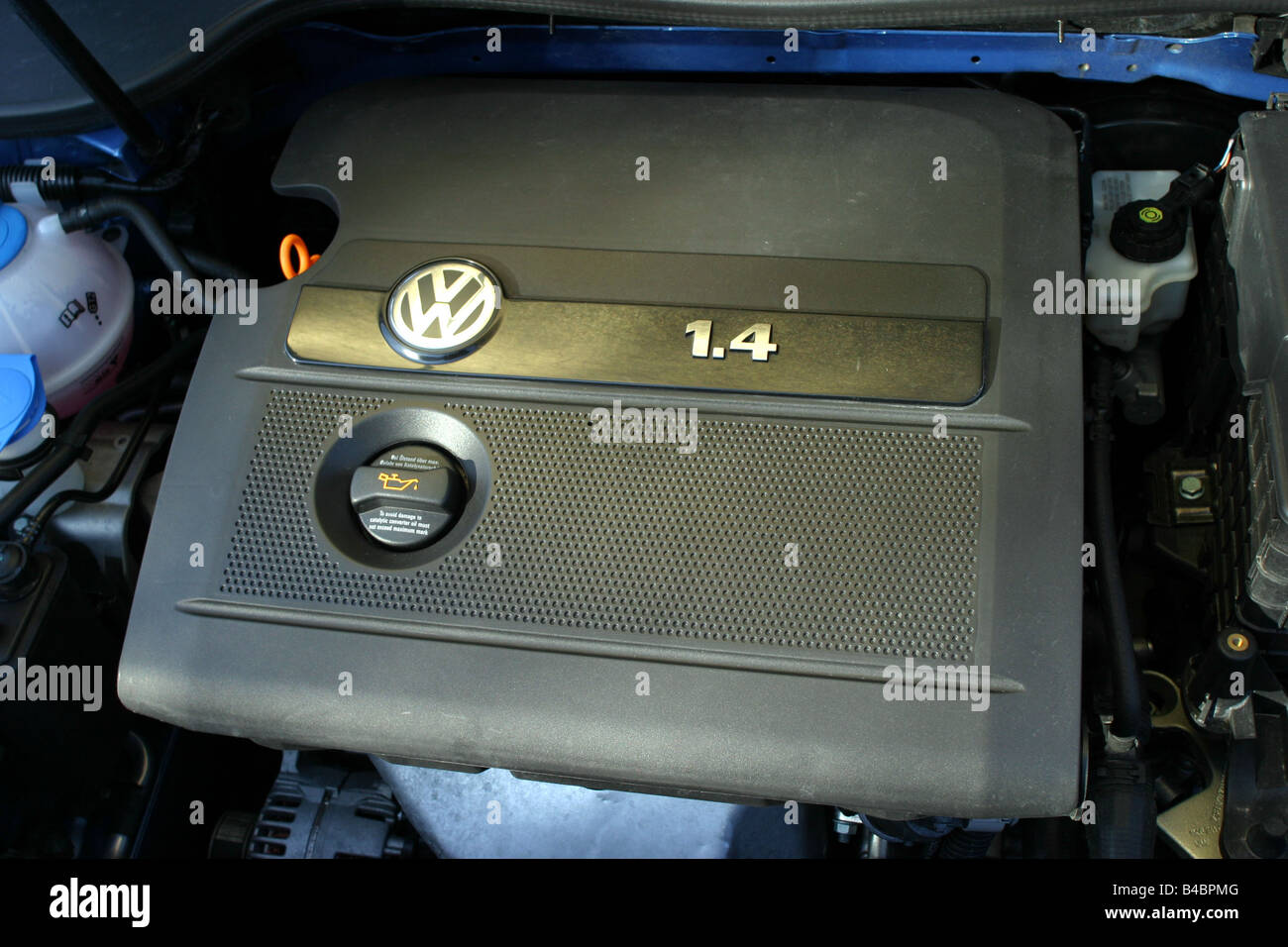 Car, VW Volkswagen Golf V 1.4 Trend, Lower middle-sized class, model year  2003-, metallic-blue, Limousine, FGAH, view in engine Stock Photo - Alamy
