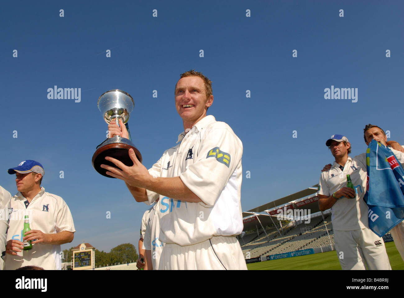 Warwickshire County Cricket Club Darren Maddy celebrates with trophy after winning the second division championship at Edgbaston Stock Photo