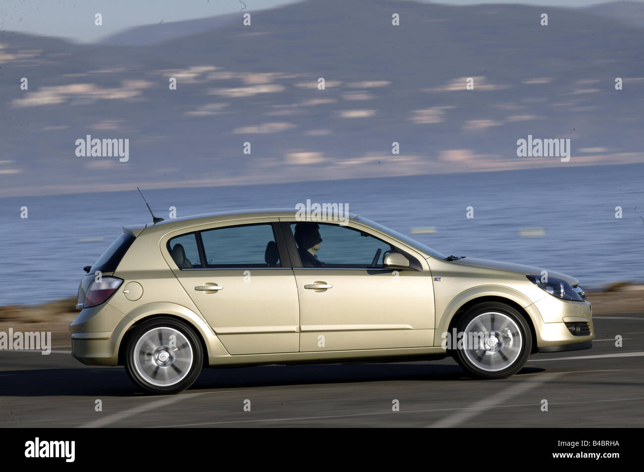 Car Opel Astra 1 9 Cdti Cosmo Model Year 03 Limousine Lower Stock Photo Alamy