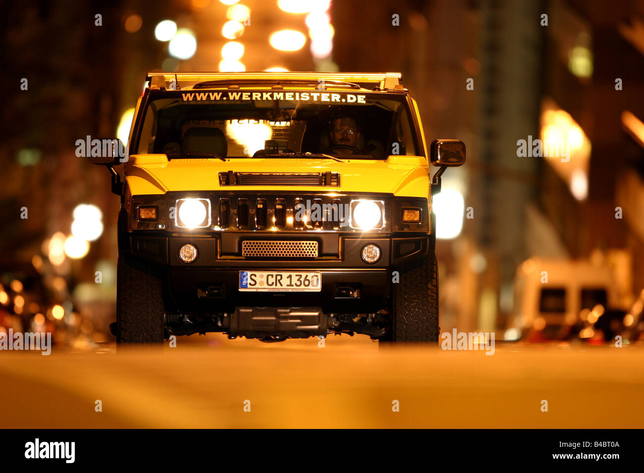 Car, Chevrolet Hummer H2, cross country vehicle, model year 2001-, yellow, driving, frontal view, City, at night, photographer: Stock Photo